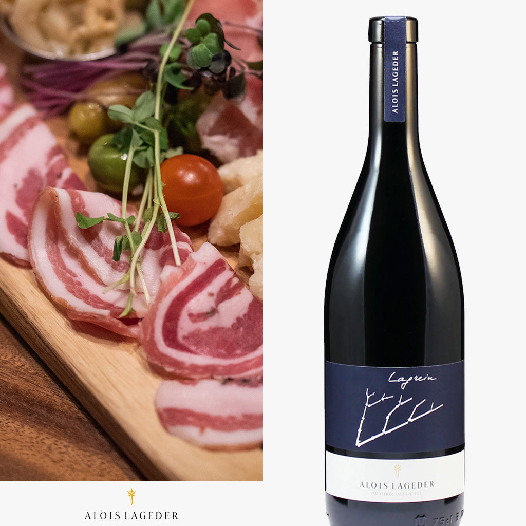 ALOIS LAGEDER Lagrein DOC 2017 Umgeben von den Dolomiten liegen die Weinberge von Alois Lageder. Lagrein ist eine autochthone Rebsorte aus Südtirol. Ein herrliches Aroma von Blaubeeren und geräuchertem Speck gesellen sich zu einem burschikosen Gerbstoff. 