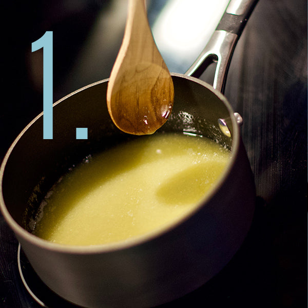 Die Butter wird lauwarm zerlassen