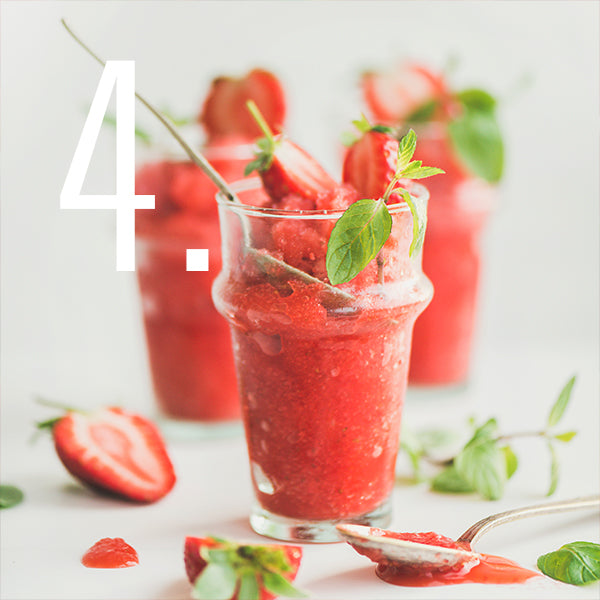 Erdbeersorbet mit einem Glas Rosewein genießen